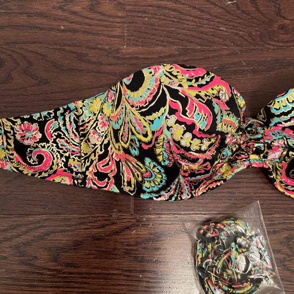 NWOT Victoria’s Secret Bikini top size 36 B. Smoke free. - Picture 2 of 2